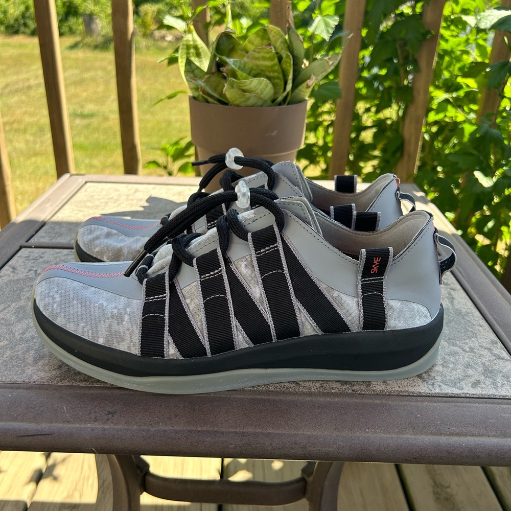 SKYE Athletic Shoe Men’s 8/Womens 9.5